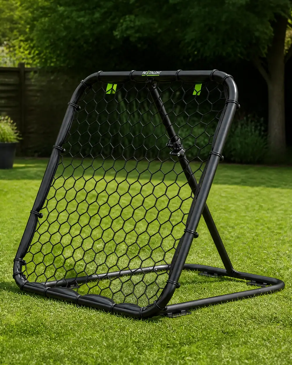 NEXTALENT Fußball Rebounder im Garten — Lifestyle-Aufnahme in Aktion